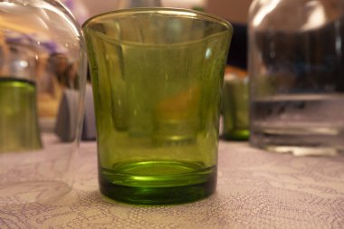 Masada yeşil su bardağı var.