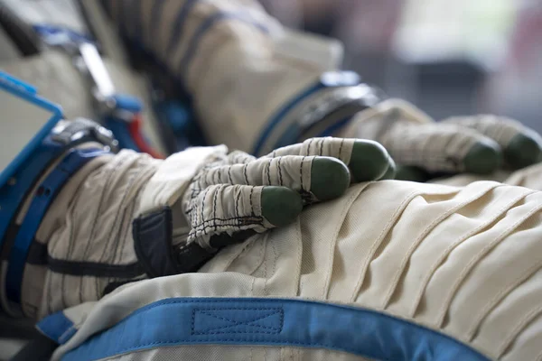 宇航员太空服手套的贴身细节 — 图库照片