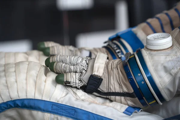 Astronauta Guanti Tuta Spaziale Primo Piano Dettaglio — Foto Stock