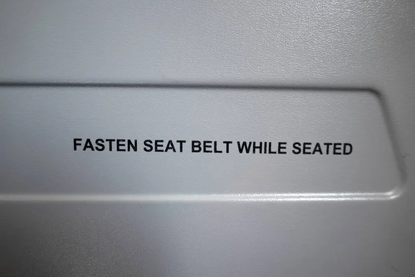 Προσδέσει Ζώνη Ασφαλείας Ενώ Κάθεται Λεπτομέρεια Πινακίδα Του Αεροπλάνου — Φωτογραφία Αρχείου