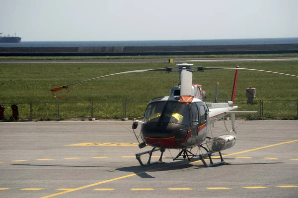 Helicóptero Comercial Conectado Tierra Detalle Del Aeropuerto — Foto de Stock