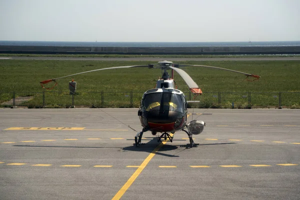 Kommersiell Helikopter Utegångsförbud Flygplatsen Detalj — Stockfoto