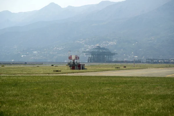 Genoa Airport Terminal Runway View Panorama — 스톡 사진