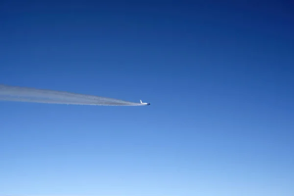 Jet Flying Blue Sky Another Airplane — Fotografia de Stock