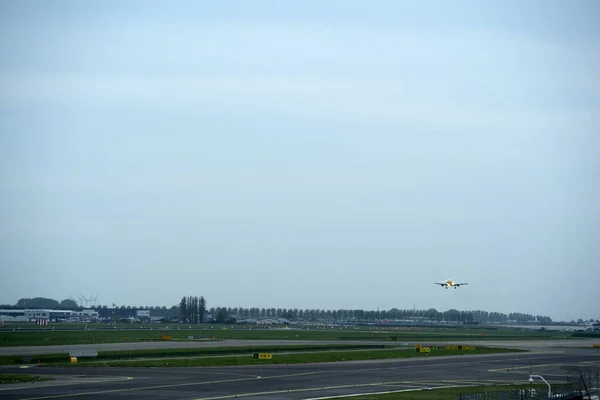 Schipol Havaalanına Inen Uçak Amsterdam Iniyor — Stok fotoğraf