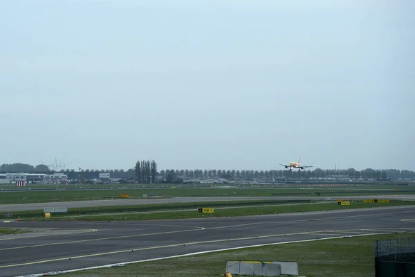 Airplane Landing Schipol Airport Amsterdam Holland — стоковое фото
