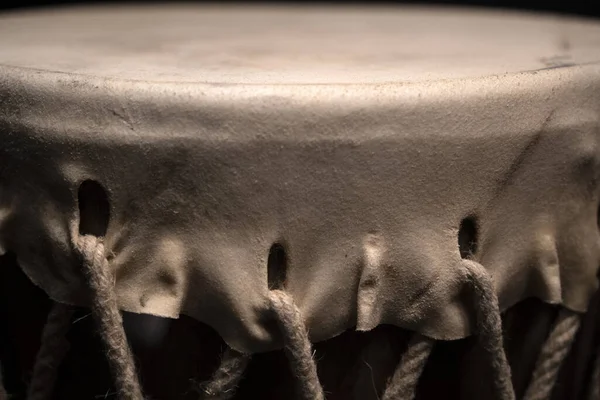 Eski davul derisi ayrıntıları kapat