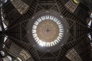 VALENCIA, İspanya - 3 Mayıs 2022 Taze ürünlerle dolu 1200 'den fazla tezgahı olan tarihi müşteri pazarı