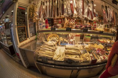 VALENCIA, İspanya - 3 Mayıs 2022 Taze ürünlerle dolu 1200 'den fazla tezgahı olan tarihi müşteri pazarı