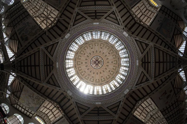 VALENCIA, İspanya - 3 Mayıs 2022 Taze ürünlerle dolu 1200 'den fazla tezgahı olan tarihi müşteri pazarı