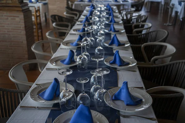 Tavolo Blu Bianco Carico Ristorante — Foto Stock