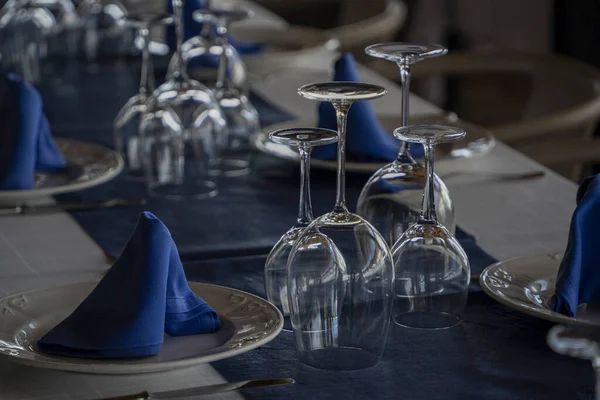 Tavolo Blu Bianco Carico Ristorante — Foto Stock