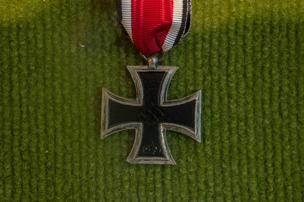 Nazi Eisernes Kreuz Alte Weltkriegsmedaille Auf Grün — Stockfoto