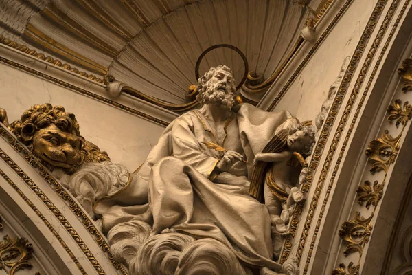 Valencia İspanya tarihi gotik katedral kilisesi azizleri rahatlatıyor.