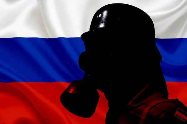 Silhueta Soldado Ucraniano Usando Máscara Gás Fundo Bandeira Rússia — Fotografia de Stock