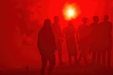 Kırmızı meşale dumanı siyah insanların silueti protesto gösterisi