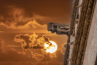 İpek Borsası binası Valencia Lonja de la Seda gargoyles detay gün batımı manzarası