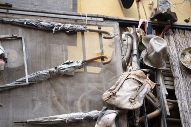 Valencia 'daki eski ev, pencere ve balkon manzaralı komik şeyler.