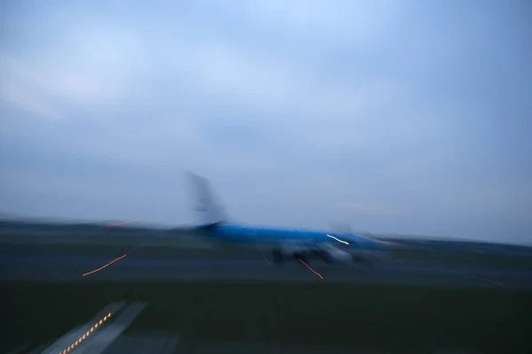 Luces Del Aeropuerto Movimiento Mientras Que Avión Despega Por Noche —  Fotos de Stock