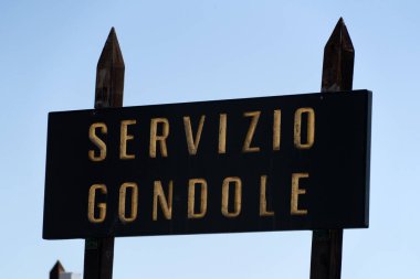 Venedik gondolunda Servizio gondole tabelası.