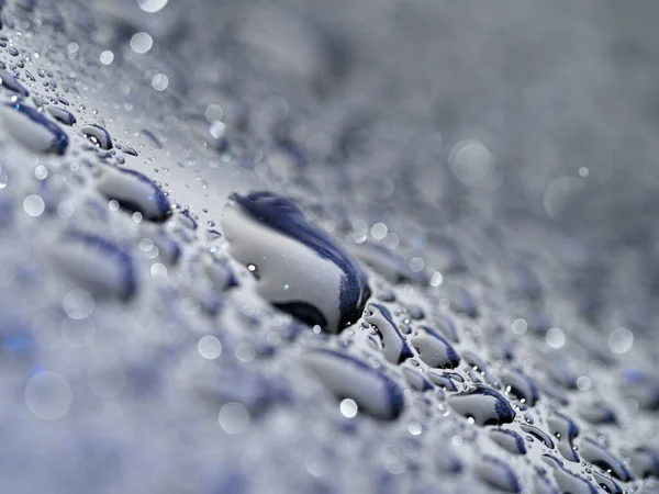 Regentropfen Auf Blauem Metall Nahaufnahme Makro Detail — Stockfoto