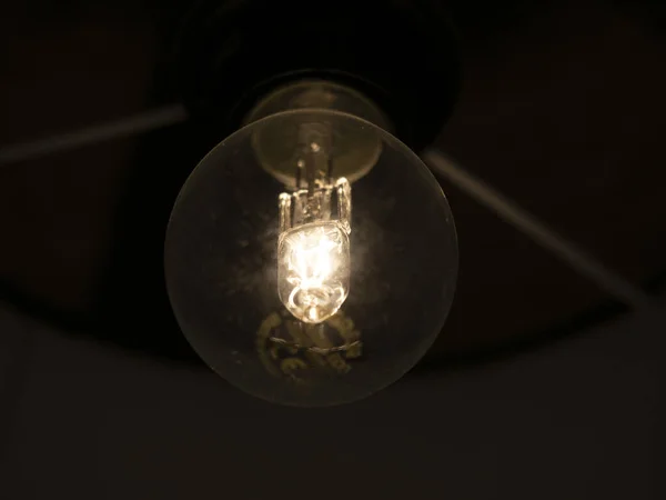 Glühbirne Lampe Detail Nahaufnahme Isoliert Auf Schwarzem Hintergrund — Stockfoto