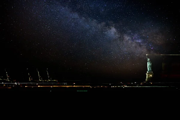 New York Statua Wolności Nocy Ruch Efekt — Zdjęcie stockowe