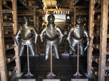 Birçok ortaçağ demir miğfer detayı