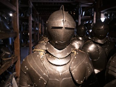 Birçok ortaçağ demir miğfer detayı