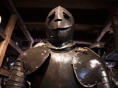 Birçok ortaçağ demir miğfer detayı