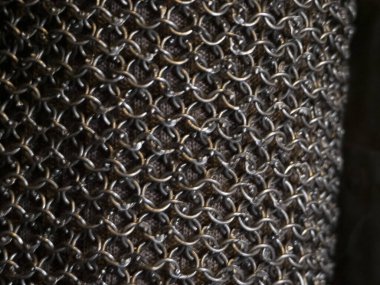 Birçok ortaçağ demir zırhı detayı.