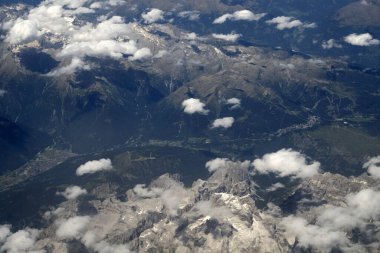 Dolomitler uçak manzarasından trend hava manzarası yakınındaki dağlardır.