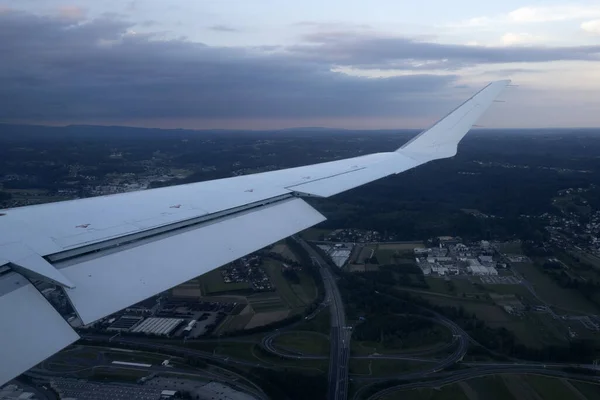 着陸中の飛行機のオープンフラップ詳細 — ストック写真