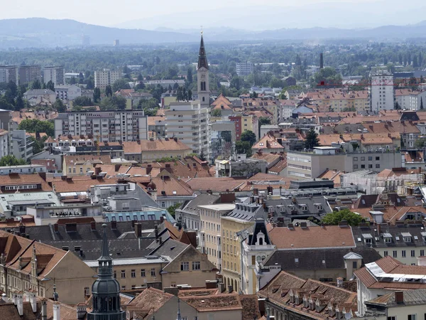 格拉茨奥斯特里亚屋顶的细节瓷砖看城市景观 — 图库照片
