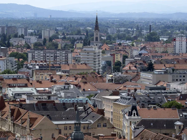 格拉茨奥斯特里亚屋顶的细节瓷砖看城市景观 — 图库照片