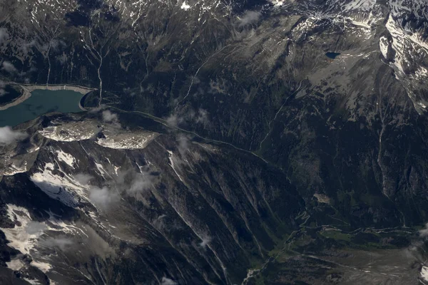 阿尔卑斯山航空景观中的飞杆筑坝 — 图库照片