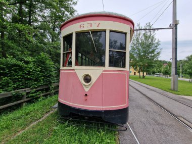1939 'un eski New York tramvayı kırmızı vagonu