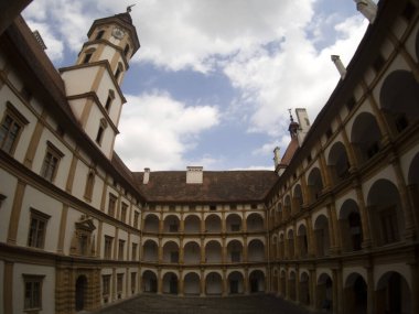 Park manzaralı Graz tarihi Eggenberg kalesi binası 