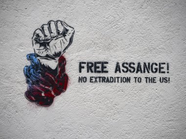 Beyaz duvarda ücretsiz assange işareti