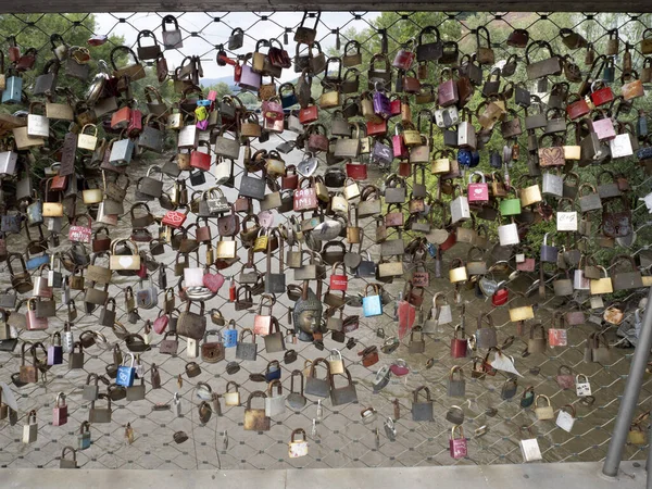 奥地利格拉茨桥上的许多爱情挂锁 — 图库照片