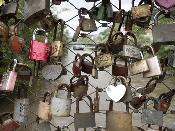 奥地利格拉茨桥上的许多爱情挂锁 — 图库照片