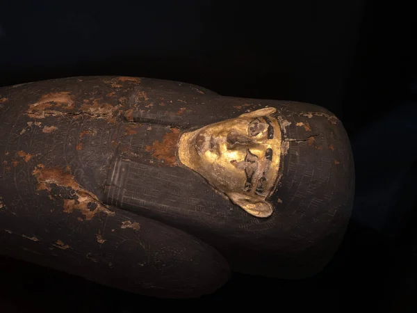 Sarcophage Égyptien Isolé Sur Fond Noir — Photo