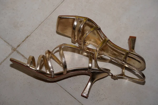 Noiva Empregada Honra Sapatos Dourados Detalhe Close — Fotografia de Stock