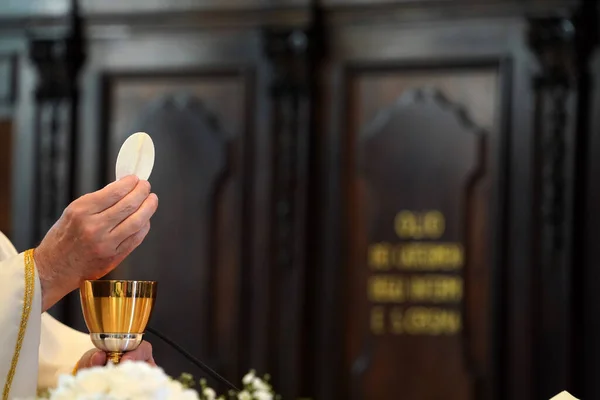Priest Showing Host Mass Detail — Stock Photo, Image