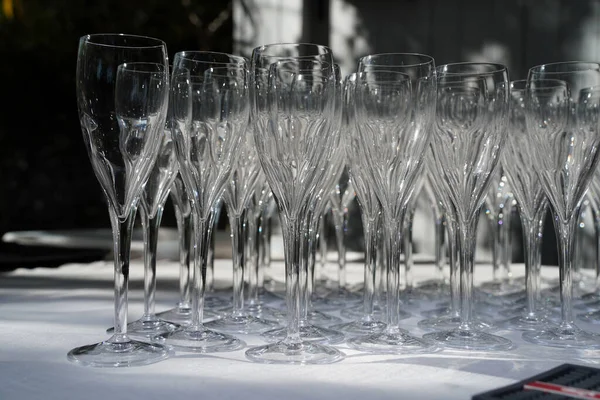 Многие Бокалы Шампанского Закрывают Детали Столе — стоковое фото
