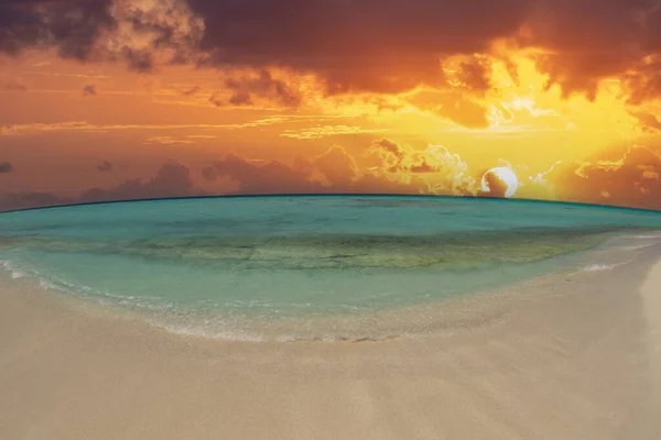 Великолепный Закат Солнца Летом Тропический Песчаный Пляж Бирюзовой Воды Лагуны — стоковое фото