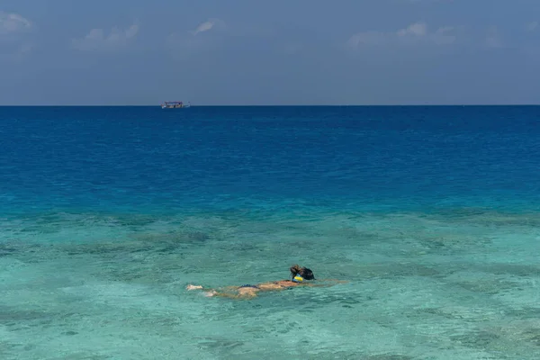Ragazza Donna Snorkeling Estate Spiaggia Tropicale Sabbia Turchese Acqua Laguna — Foto Stock