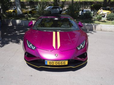 GRASSE, FRANCE - 25 Haziran 2022 Boğa Günleri 'nin Lamborghini boğası, lüks markalar ve 1.000' den fazla Lamborghini sahibi tarafından kurulan uluslararası bir topluluktur.