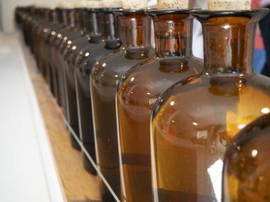 Fabrika detaylarında bir sürü parfüm şişesi var.