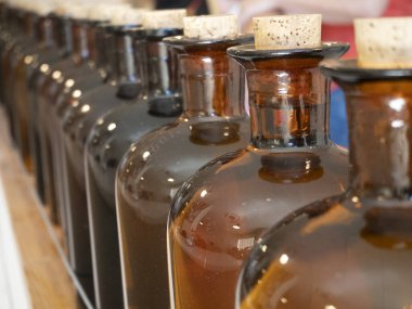 Fabrika detaylarında bir sürü parfüm şişesi var.